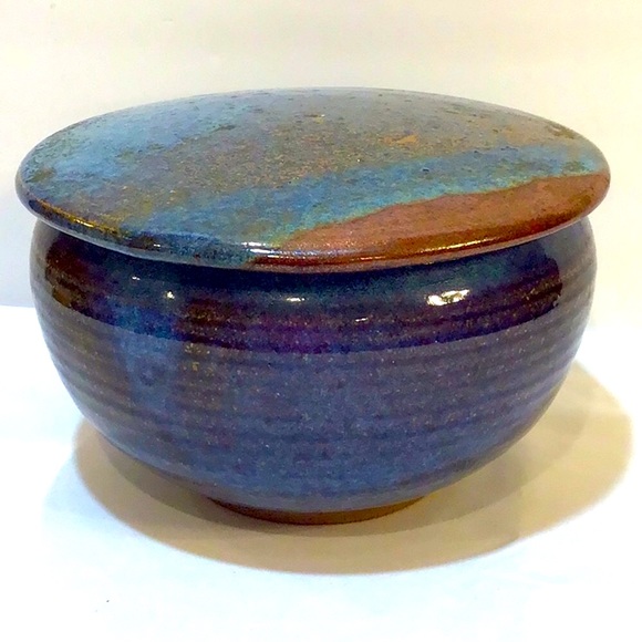 Stunning Blue drip stoneware bowl with lid excell… - Picture 1 of 16